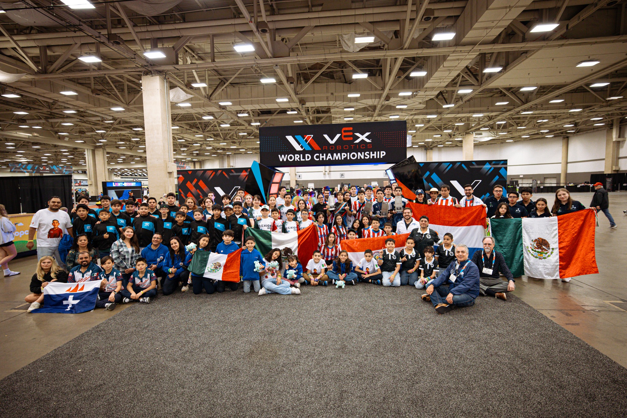 Academia STEM brilla en el VEX Robotics World Championship 2025!